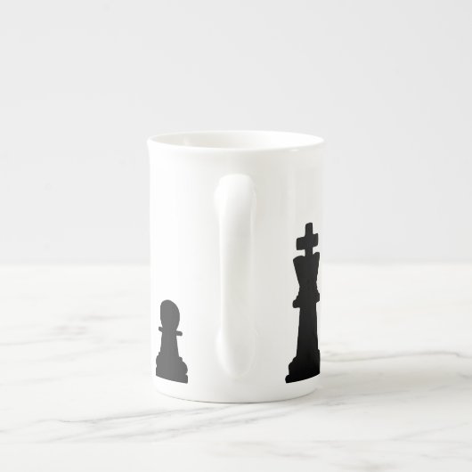 Schwarze Schachstücke auf Weiß Porzellantasse (Rückseite)