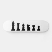 Schwarze Schachstücke auf Weiß Skateboard (Horizontal)