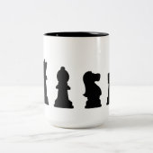 Schwarze Schachstücke auf Weiß Zweifarbige Tasse (Mittel)