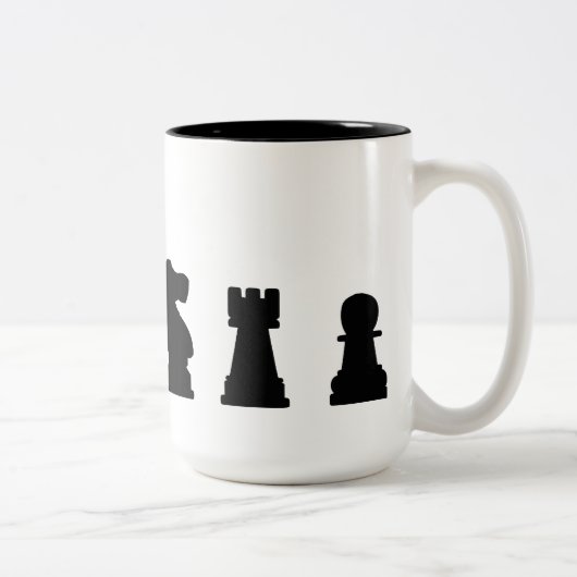 Schwarze Schachstücke auf Weiß Zweifarbige Tasse (Rechts)