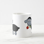 Schwarze Schafe zwei niedliche Lämmer mit roten Kaffeetasse (Mittel)
