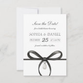 Schwarze Schleife mit Perle im Stil des alten Geld Save The Date (Vorderseite)