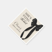 Schwarze Schleife - Sie heiratet-Party Serviette (Ecke)