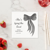 Schwarze Schleife: Sie knüpft den Knoten - Brautdu Serviette (Beispiel)