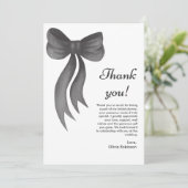 Schwarze Schleife: Sie knüpft den Knoten - Brautpa Dankeskarte (Stehend Vorderseite)