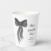 Schwarze Schleife: Sie knüpft den Knoten - Brautpa Pappbecher (Rückseite)