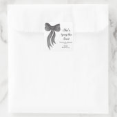 Schwarze Schleife: Sie knüpft den Knoten - Brautpa Quadratischer Aufkleber (Tasche)