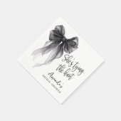 Schwarze Schleife: Sie knüpft den Knoten - Brautpa Serviette (Ecke)