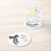 Schwarze Schleife: Sie knüpft den Knoten - Bridalf Runder Pappuntersetzer (Vor Ort)