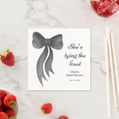 Schwarze Schleife: Sie knüpft den Knoten - Jungges Serviette (Beispiel)