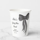 Schwarze Schleife - Sie knüpft den Knoten Junggese Pappbecher (Rückseite)