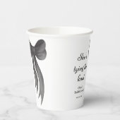 Schwarze Schleife - Sie knüpft den Knoten Junggese Pappbecher (Links)