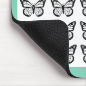 Schwarze Schmetterlingsumrisse auf Weiß Mousepad (Ecke)