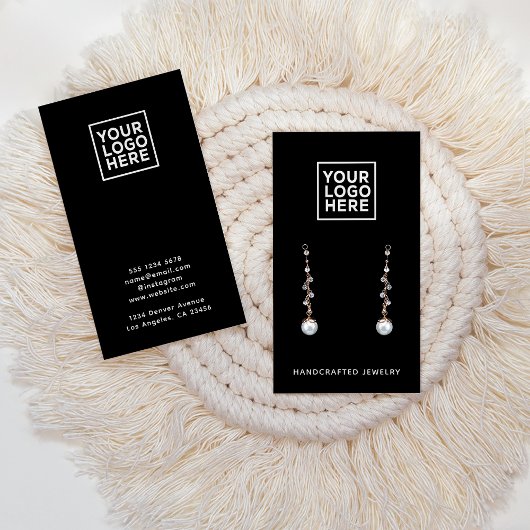 Schwarze Schmuckkollektion mit einfacher Logo