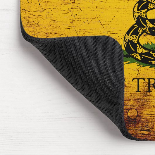 Schwarze Schmutz-Gadsden-Flagge Mousepad (Ecke)