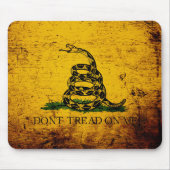 Schwarze Schmutz-Gadsden-Flagge Mousepad (Vorne)