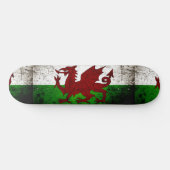 Schwarze Schmutz-Wales-Flagge Skateboard (Horizontal)
