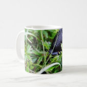 Schwarze Schnecke im Gras Kaffeetasse (Vorderseite Links)