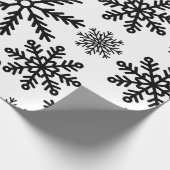 Schwarze Schneeflocken Geschenkpapier (Ecke)