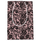 Schwarze Schnürsenkel auf rosafarbenem Mittelteil Mittlere Geschenktüte (Vorderseite)