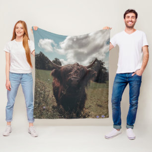 Schwarze schottische Hochlandkuh grast Vintage Ret Fleecedecke