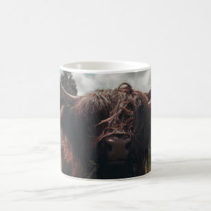 Schwarze schottische Hochlandkuh grast Vintage Ret Kaffeetasse