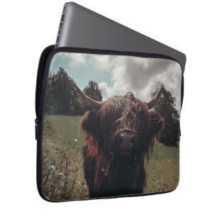 Schwarze schottische Hochlandkuh grast Vintage Ret Laptopschutzhülle