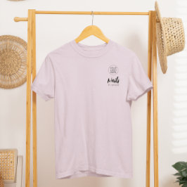Schwarze Schrift Angestelltenname Salon-Logo Nägel T-Shirt