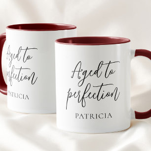Schwarze Schrift einfach gealtert auf den Punkt Ge Tasse