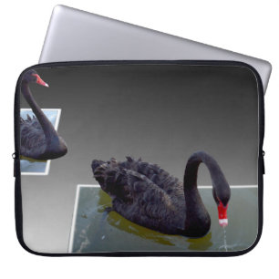 Schwarze Schwäne, die in Teichen schwimmen, 15" La Laptopschutzhülle