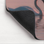 Schwarze Schwäne müssen Liebe Pink Sky sein Mousepad (Ecke)