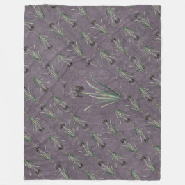Schwarze Schwertlilie auf einem antiken Teppich Fleecedecke