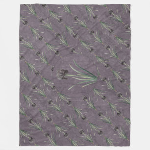 Schwarze Schwertlilie auf einem antiken Teppich Fleecedecke