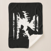Schwarze Silhouette auf dem Weißroten Reitstelwolf Sherpadecke (Vorderseite)