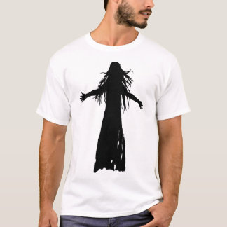 Schwarze Silhouette einer Frau mit langfließendem T-Shirt