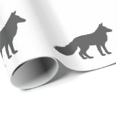 Schwarze Silhouette eines flauschigen Fuchses Geschenkpapier (Rolleneckpunkt)