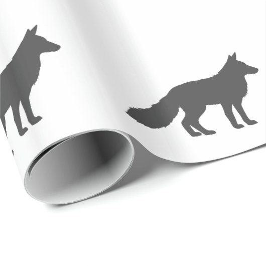 Schwarze Silhouette eines flauschigen Fuchses Geschenkpapier (Rolleneckpunkt)