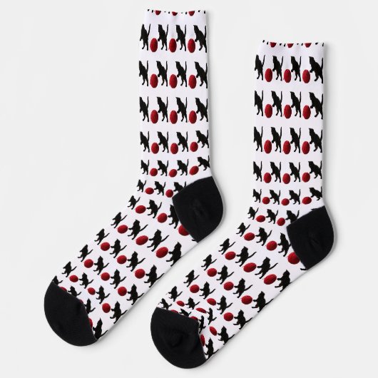 Schwarze Silhouette Kitty mit rotem Wollball (Mult Socken (Linkes Detail)
