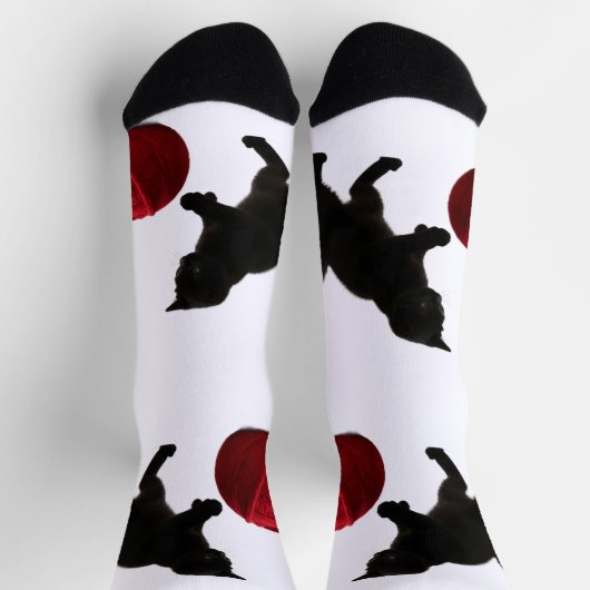 Schwarze Silhouette Kitty mit rotem Wollball Socken (Oben)