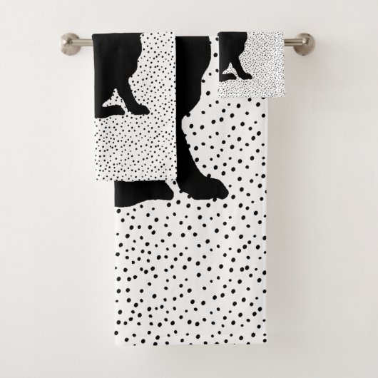 Schwarze Silhouette sitzend Kaninchen auf Polka Do Badhandtuch Set (Insitu)