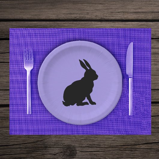 Schwarze Silhouette Sitzkaninchen auf Lila Pappteller