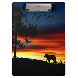 Schwarze Silhouette von Wolf, Vögeln und Baum im S Klemmbrett
