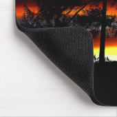 Schwarze Silhouette von Wolf, Vögeln und Baum im S Mousepad (Ecke)