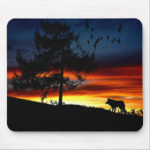 Schwarze Silhouette von Wolf, Vögeln und Baum im S Mousepad (Vorne)