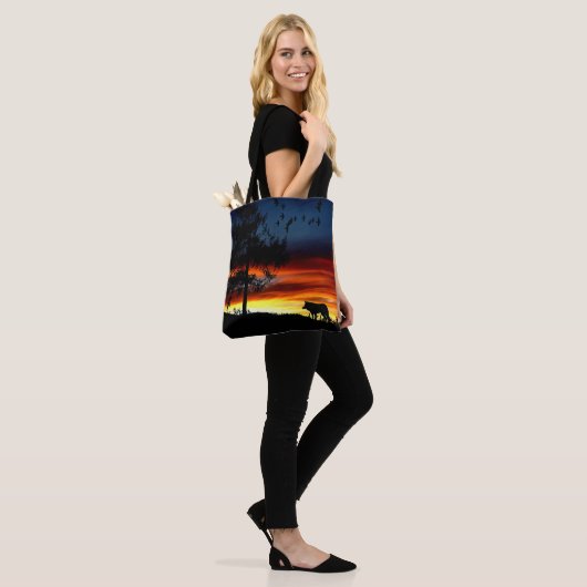 Schwarze Silhouette von Wolf, Vögeln und Baum im S Tasche (Am Model)