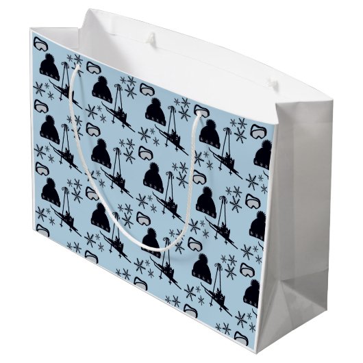 Schwarze Skiausrüstung und Schneeflocken auf blau Große Geschenktüte (Rückseite Schrägansicht)