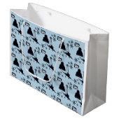 Schwarze Skiausrüstung und Schneeflocken auf blau Große Geschenktüte (Vorderseite Schrägansicht)