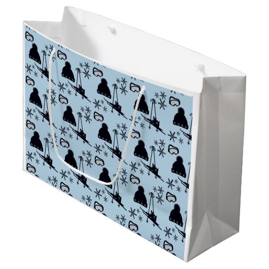 Schwarze Skiausrüstung und Schneeflocken auf blau Große Geschenktüte (Vorderseite Schrägansicht)