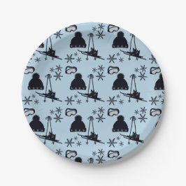 Schwarze Skiausrüstung und Schneeflocken auf blau Pappteller