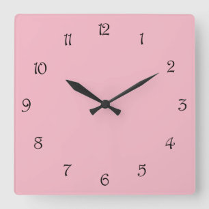 Schwarze Skriptnummern auf der rosa Wall-Uhr Quadratische Wanduhr